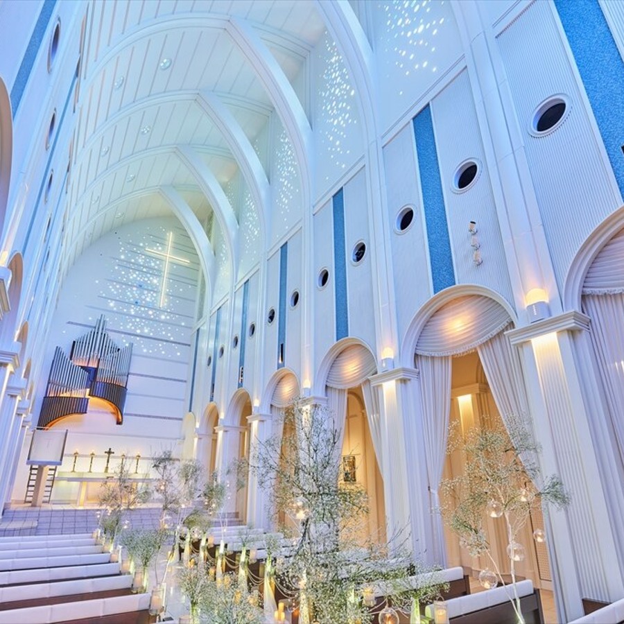 圧巻の大聖堂は自然光×ステンドグラスが織りなす特別な空気感。唯一の雰囲気を実感。
