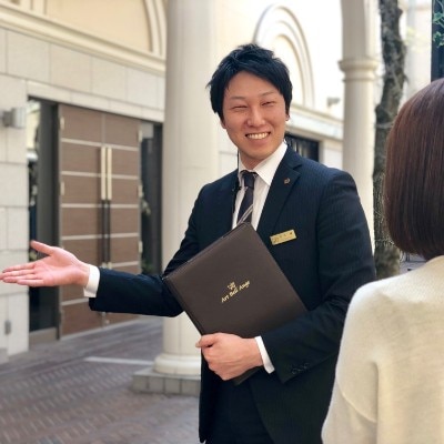 頼れるスタッフがふたりをサポート。平日も土日もフェアを開催中なので、気軽に見学へ<br>【ドレス・和装・その他】スタッフ
