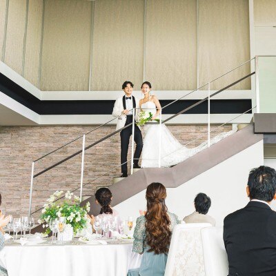 階段を使った演出は、当館おすすめの1つ<br>【披露宴】披露宴会場「シエルエグゼ」／～ 90名