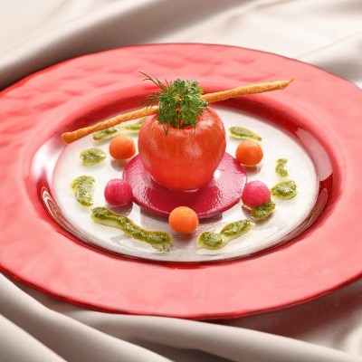 キヌアと蟹身入りトマトファルシ 寿色～真紅の饗宴～
