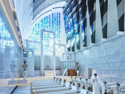 透明感のあるブルーのステンドグラスが幻想的な光で大聖堂を満たし、神聖な空気が漂う