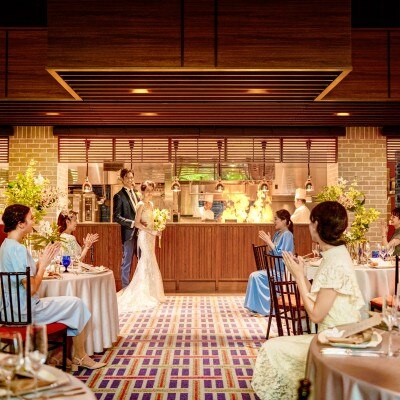 美味しいお料理を見ても演出として楽しんでいただけるオープンキッチン。<br>【披露宴】「ザ　メインダイニング」（着席～146名）