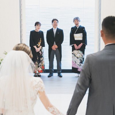 ファーストミート後
おふたりが手をつないでお待ちしていたのは
今までたいせつに育ててくれた親御様。
誰よりも早く晴れ姿をご覧いただきご家族だけのたいせつなお時間を過ごされました。