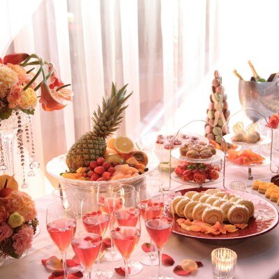 15種類近くのデザートとフルーツが並ぶデザートビュッフェは、人気の演出！<br>【料理・ケーキ】ウェディングケーキ