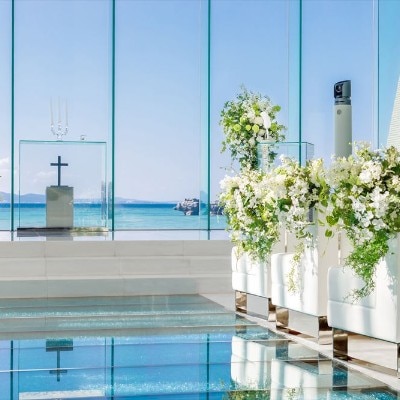 透明感あふれるガラス張りのチャペル。祭壇の正面には、青い海と空が広がる