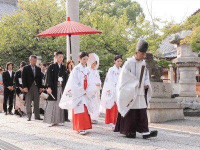 徒歩3分の「春日神社」での挙式も可能。花嫁行列から始まる古式ゆかしい式次第が人気