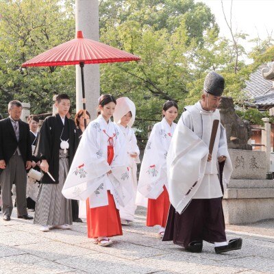 徒歩3分の「春日神社」での挙式も可能。花嫁行列から始まる古式ゆかしい式次第が人気
