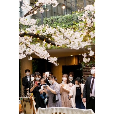 桜も満開でお二人にとってもゲスト様にとっても素敵な空間を彩ることで笑顔も満開でした♡