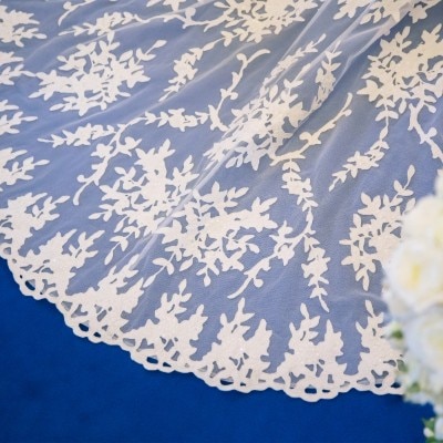 ロイヤルブルーのバージンロードは純白のドレスを引き立てる美しさ<br>【挙式】チャペル アニヴェルセル～結婚式当日レポ：実際のご結婚式のおふたりをご紹介～