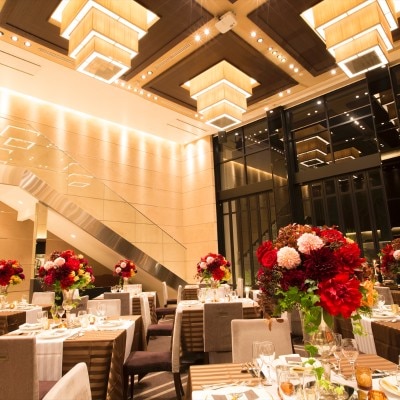 レストランは、シックな色で統一され大人の雰囲気ながら、天井が高く開放感のある空間