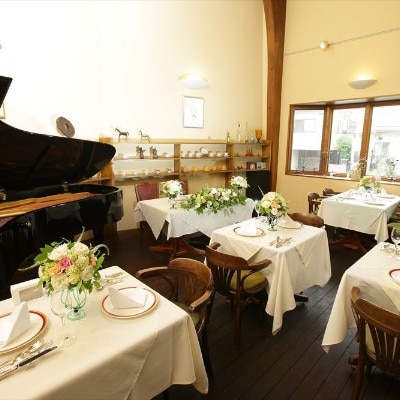 音がよく響く高い天井とグランドピアノが人気のレストランで、音楽が彩るパーティを<br>【披露宴】レストラン「パリンカ」／着席15～40名