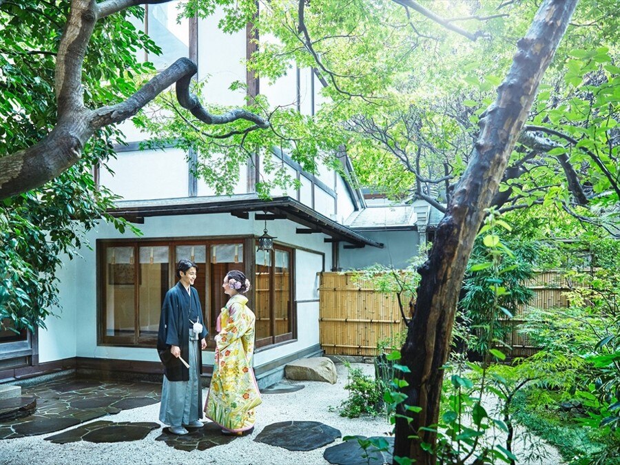緑豊かな日本庭園は、都会の喧騒を忘れる非日常の空間。和装姿が美しく映える一枚を