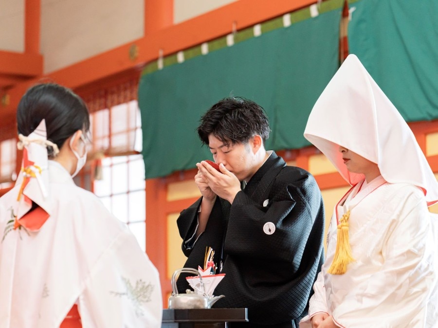 五社神社での厳かな神前式。
大切なご親族様の前で
ご結婚の儀式を
ご覧いただくことができました。
