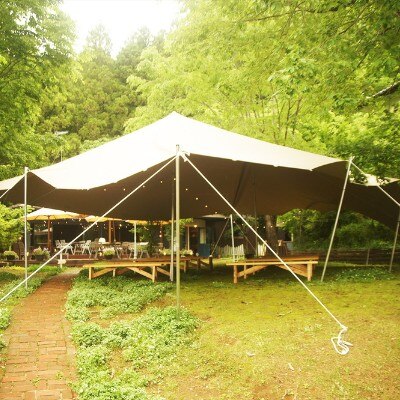 雨天の挙式に登場する大型テントは形を自由に変えられ、細かい要望にも対応可能<br>【挙式】ガーデンウエディング（着席～30名）