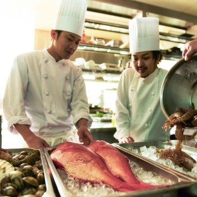 豊洲市場直送の鮮魚など、東京ならではの食材や調味料で粋なおもてなしも叶う<br>【料理・ケーキ】フレンチに和の要素を取り入れた料理「Nouvelle Cuisine Japone」