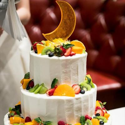 月をテーマにしたウエディングケーキ！色とりどりのフルーツが華やか。<br>【料理・ケーキ】ウエディングケーキもオリジナルデザインで♪