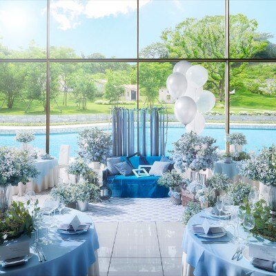 水に浮かぶ会場「博多の森迎賓館」ブルーやホワイトを基調に透明感あふれるパーティを