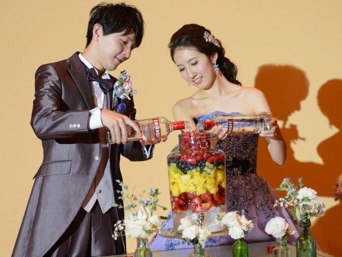 果実酒づくりでテーブルラウンド 結婚式でゲスト参加型の演出を楽しもう マイナビウエディング プレミアムクラブ