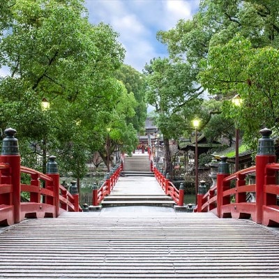 「太宰府天満宮」の境内にある心字池には、「過去・未来・現在」を表す御神橋が架かる