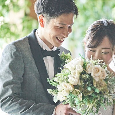 天然石や木のぬくもりを感じるあたたかなチャペルで、緑と光に包まれて愛を誓って<br>【挙式】チャペル／着席～80名