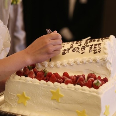 ウエディングケーキに新郎新婦が自ら誓いの言葉を書き込むオリジナル演出もステキ<br>【料理・ケーキ】ケーキ