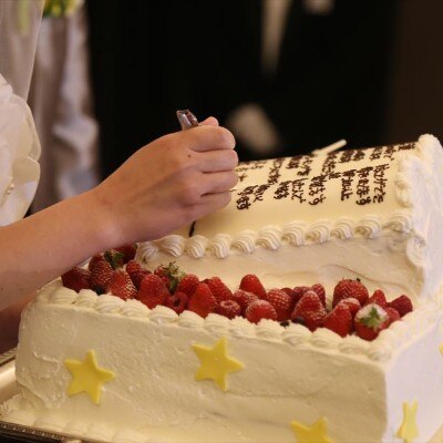 ウエディングケーキに新郎新婦が自ら誓いの言葉を書き込むオリジナル演出もステキ<br>【料理・ケーキ】ケーキ
