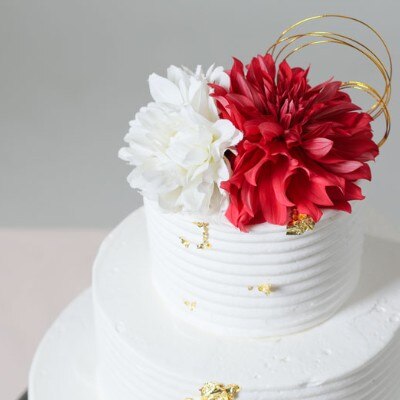 紅白の花が映える和モダンスタイルのウェディングケーキ