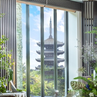 会場からの望む八坂の塔に京都感あふれるロケーションがゲストを魅了<br>【披露宴】「KIYOMIZU（1F）」着席50名～146名