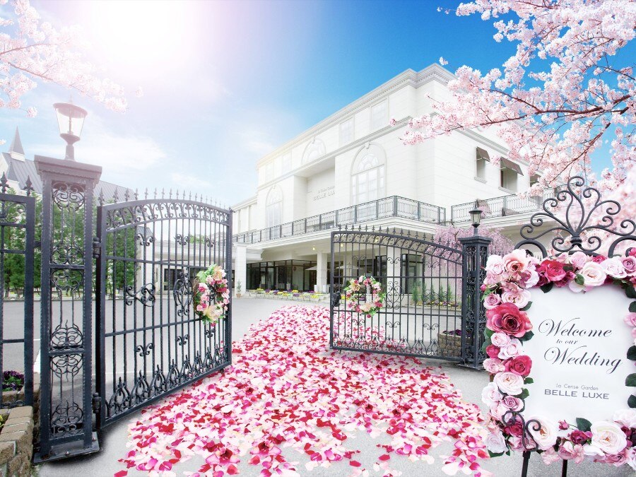外観 桜の庭と青空に伸びるチャペルが印象的な ラ スリーズガーデン ベル ルクス のフォト 写真6枚 ラ スリーズガーデン ベル ルクス ベルヴィグループ マイナビウエディング