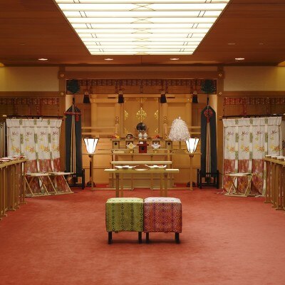 雅楽の音色に導かれ、神官と巫女による結婚式。京都最古の神の御前で厳かに進む