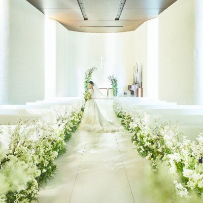 シンプルで厳かな空間は、花嫁ドレスをさらに魅力的に<br>【挙式】チャペル「セントアンジェリーク」／～100名（着席）