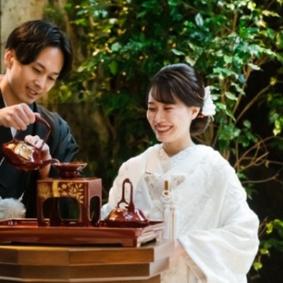 ー 水合わせの儀 ー

水合わせの儀とは、異なる家と家が一つになるという意味を込めて行う日本古来の儀式です。この儀式をおふたりらしく取り入れ、お互いのご実家のお水を持ち寄り行いました。