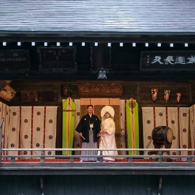 夫婦円満や長寿の意味がある、相生の松が描かれた「神楽殿」で記念撮影も可能<br>【ドレス・和装・その他】ロケーション、フォトスポット