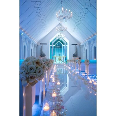 キャンドルとブルーライトが神秘的な夜のチャペルで、ゲストの記憶にも残る結婚式を<br>【挙式】【クリスタルチャペル】収容人数2～100名