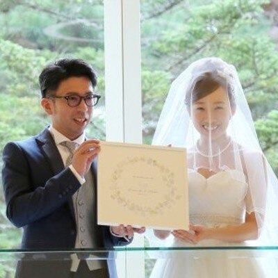 風の教会で人前式♪みんなに捺印を押してもらった結婚証明書に署名を