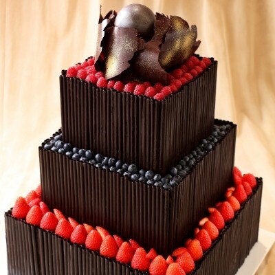 ダークチョコレートにベリーの赤が映える大人なケーキ<br>【料理・ケーキ】ウエディングケーキ
