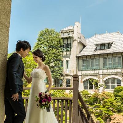チャペルの入り口から望む迎賓館は、トップクラスの賓客が招待された歴史ある建物<br>【外観】永久保存の指定重要文化財
