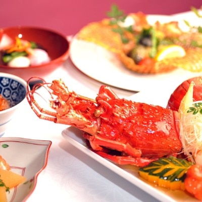 沖縄の近海で揚がる新鮮な魚介や季節の野菜を使った目にも鮮やかな料理が並ぶ<br>【料理・ケーキ】料理