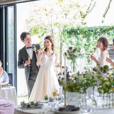 披露宴会場とひと続きになったガーデンから入場する演出も、サプライズ感があり好評<br>【披露宴】ラフィーネ（～着席80名）