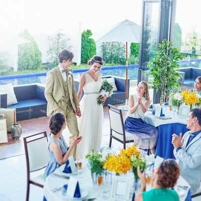 【ザ ライヴラリー】パーティ会場とひと繋ぎになったプールテラスからサプライズ入場<br>【披露宴】パーティ会場 （着席～160名、立食～200名）＊階段からの入場シーンが叶う！