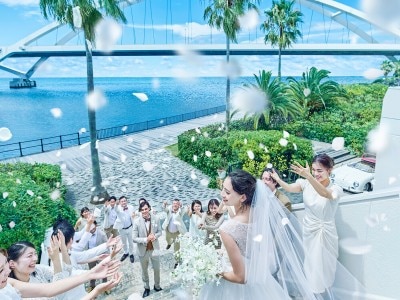 一面の青空に映える白亜のチャペルでの結婚式の後は、海に向かう大階段で行うアフター