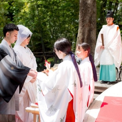 緑の香りや水の音……。屋外での神前式は参列者にとっても五感に響く忘れられない式に<br>【挙式】五色の杜　収容人数2～50名