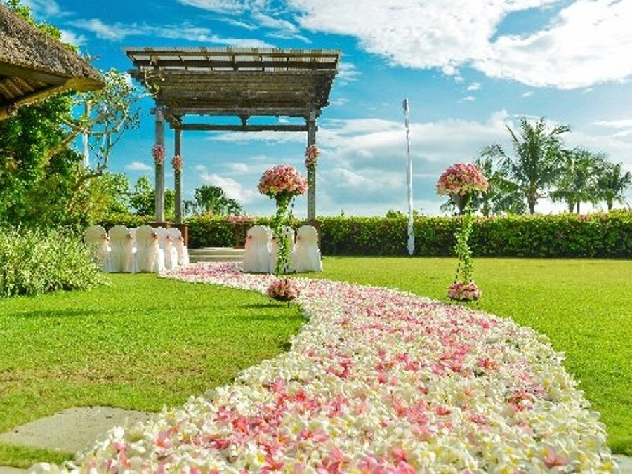 バリ島　15,000輪の花が彩る緑豊かなガーデンウェディング