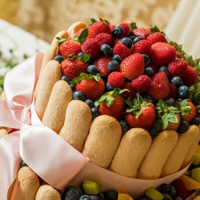 貴婦人の帽子を意味するベリー系シャルロットケーキ<br>【料理・ケーキ】ウエディングケーキ