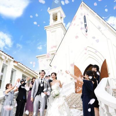 花嫁なら誰もが憧れる大階段。青空の下フラワーシャワーと祝福の歓声に包まれる