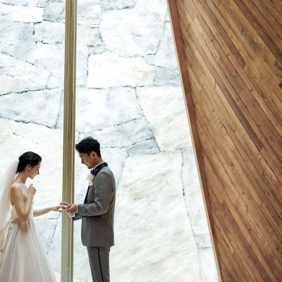 <br>【挙式】ゲストハウス”初”天井高10ｍ圧巻のスケールで天窓から陽光が差込むぬくもり感【着席：～100名】