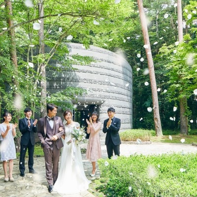 ゲストと笑顔あふれるフラワーシャワーを<br>【挙式】【チャペル前ガーデン】アフターセレモニーもOK！　軽井沢の森に囲まれた空間