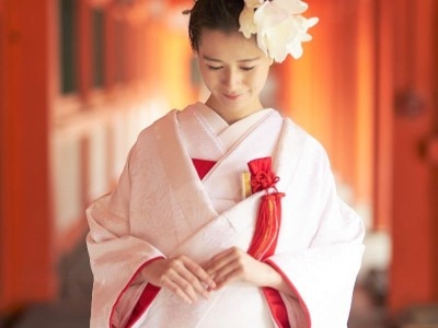 平安神宮の朱の色によく映える白無垢は、神聖な儀式に臨む婚礼衣装。