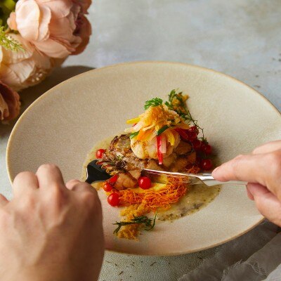 テーブルを華やかに彩るのは、季節感を大切にした料理。その美味しさに誰もが笑顔に<br>【料理・ケーキ】お箸で食べられる「フレンチジャポネ」