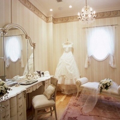 花嫁支度から特別な気分を満喫できる、上質な調度品でしつらえられたブライズルーム<br>【付帯設備】控室